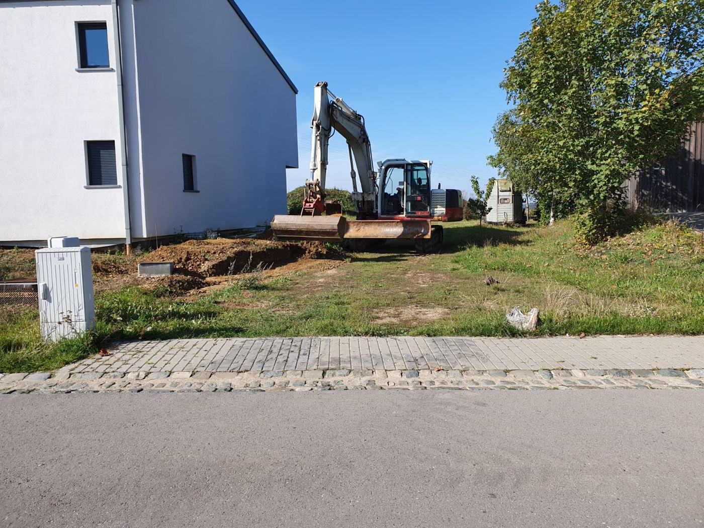 Bagger beim Aushub am Neubau