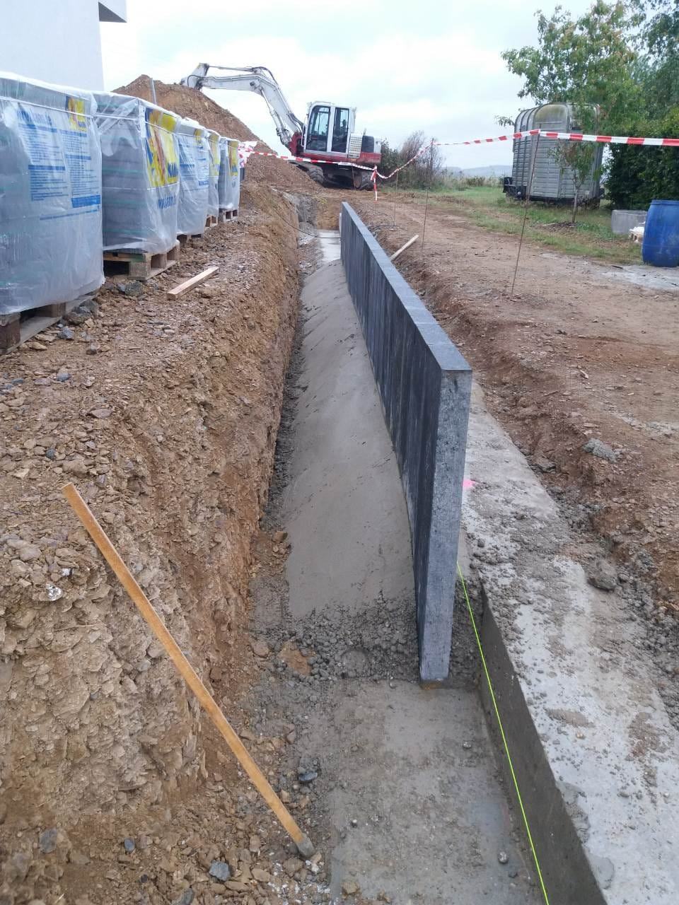 Betonmauer im Graben