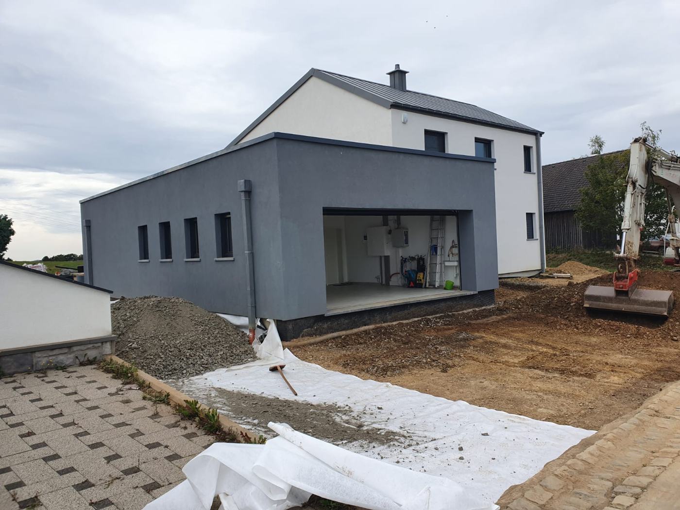 Erdarbeiten vor der Garage
