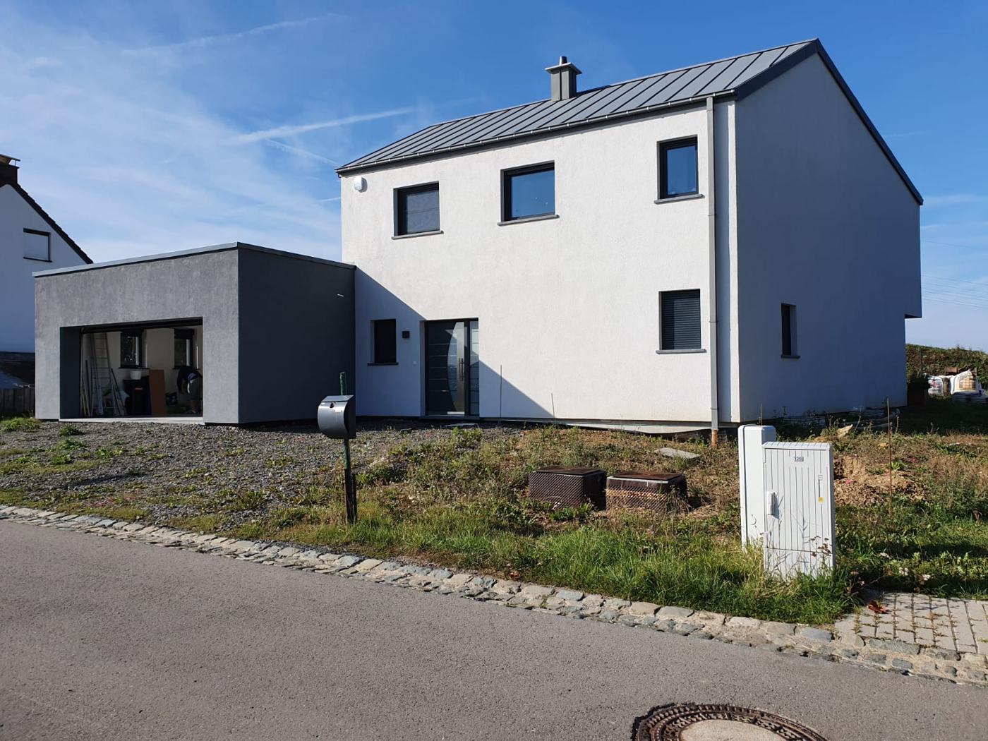 Neubau, Zufahrt und Randsteine