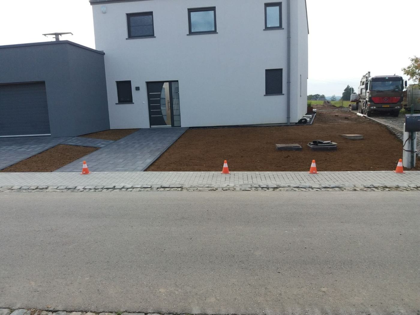 Vorplatz vor dem Haus, Tragschicht und Pflaster
