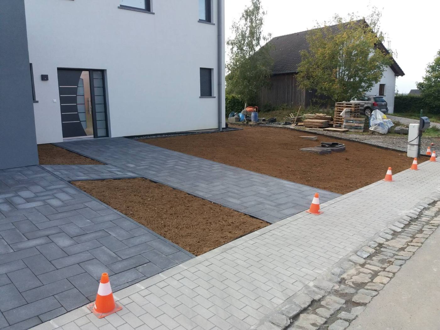 Gepflasterter Weg am Haus
