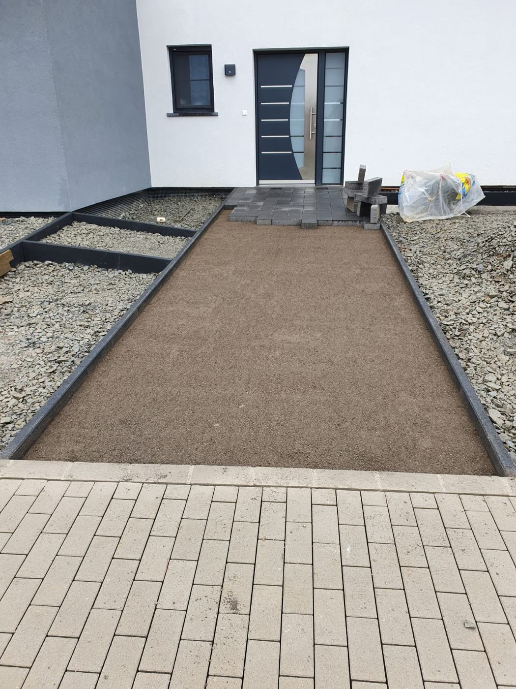 Weg mit Einfassung und Splittbett